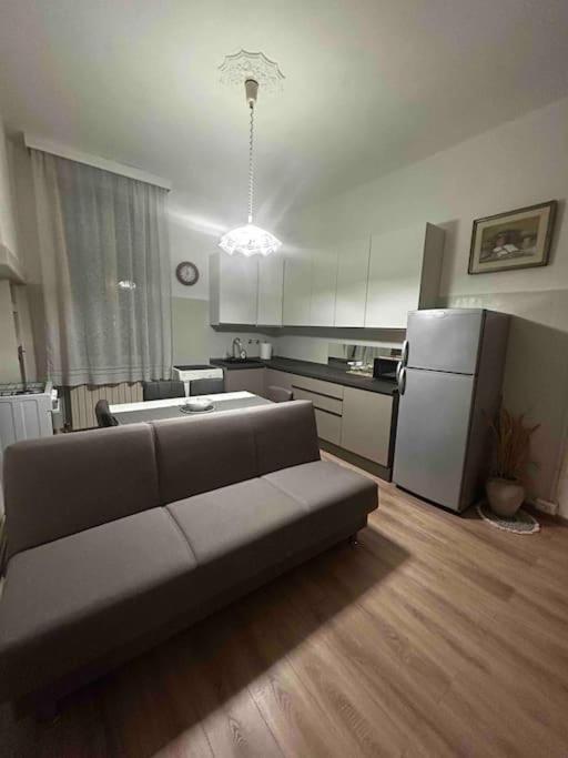 Mirella Apt, 2min Train Station Appartement
